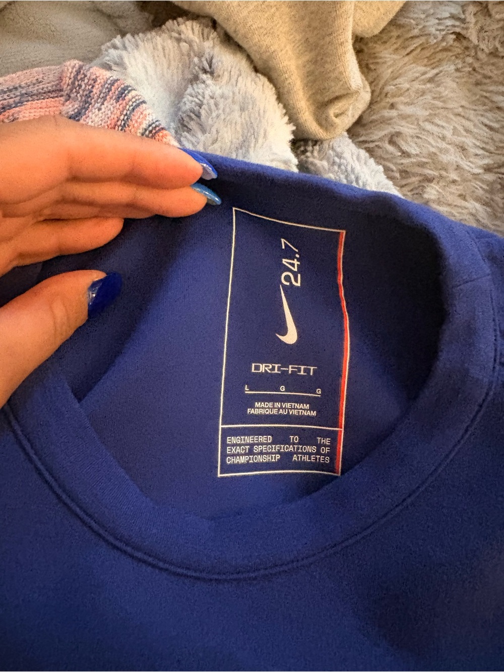 Nike Men's Crewneck Sweatshirt in Navy Blue - Picture 2 of 2